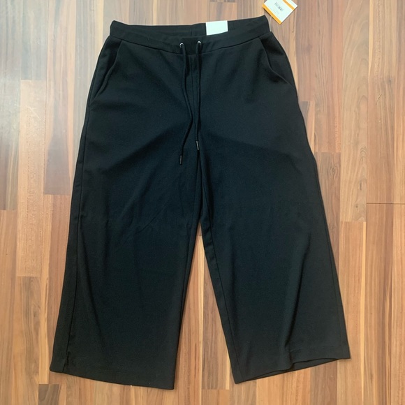 Anne Klein Pants - Brand New! Anne Klein Wipe leg crop pants.